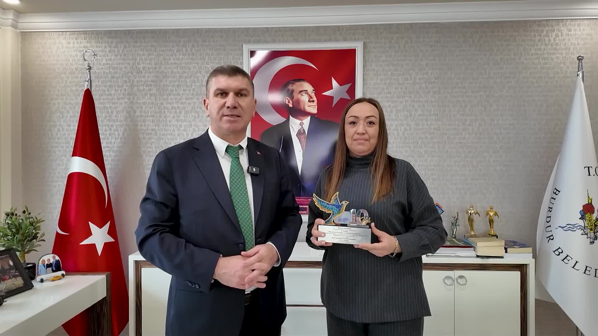 Burdur Belediye Başkanı Ercengiz, Mine Hanım Özel Eğitim ve Rehabilitasyon Merkezi’nin ödülünü takdim etti