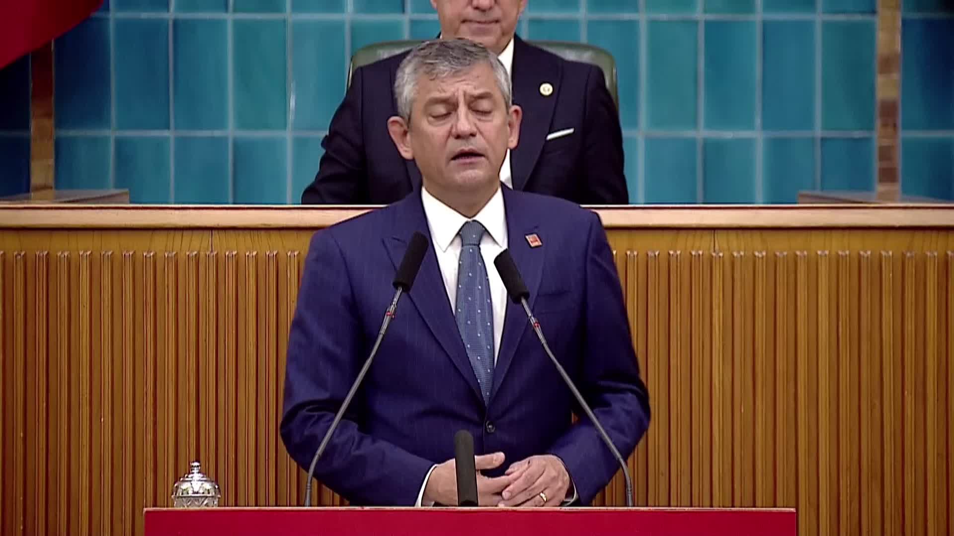 CHP Grup Toplantısı… CHP Grup Başkanı Özel’den Cumhurbaşkanı Erdoğan’a: “‘Susuyorum, izliyorum’ demekle olmaz, darbeye karşı olunur”